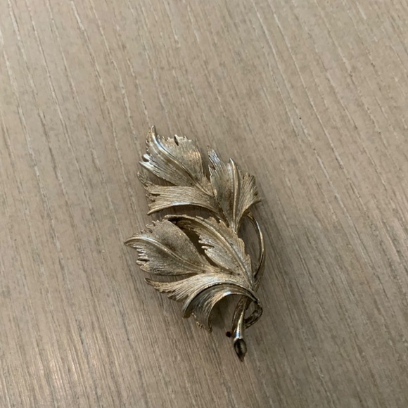 Dubary Jewelry - Vintage Dubary Brooch